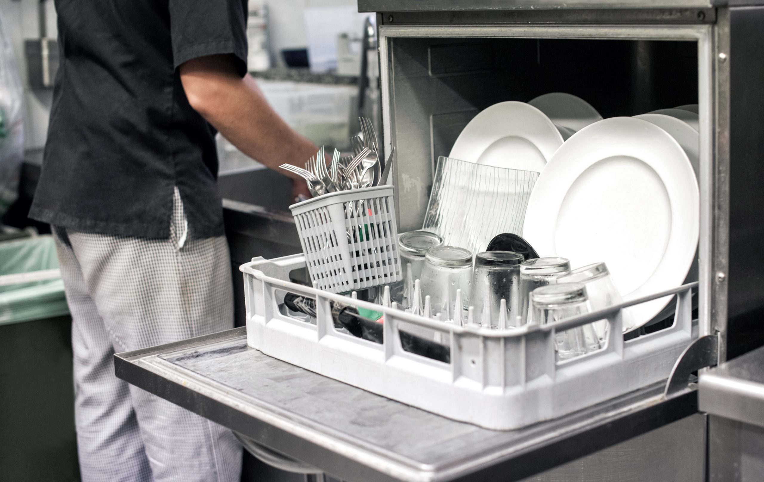 What to Do if Your Commercial Dishwasher Won’t Clean Your Dishes